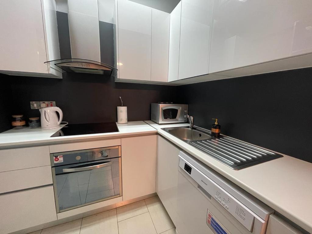 Amazing 2-Bedroom Apartment With Pool!! Limasol Dış mekan fotoğraf